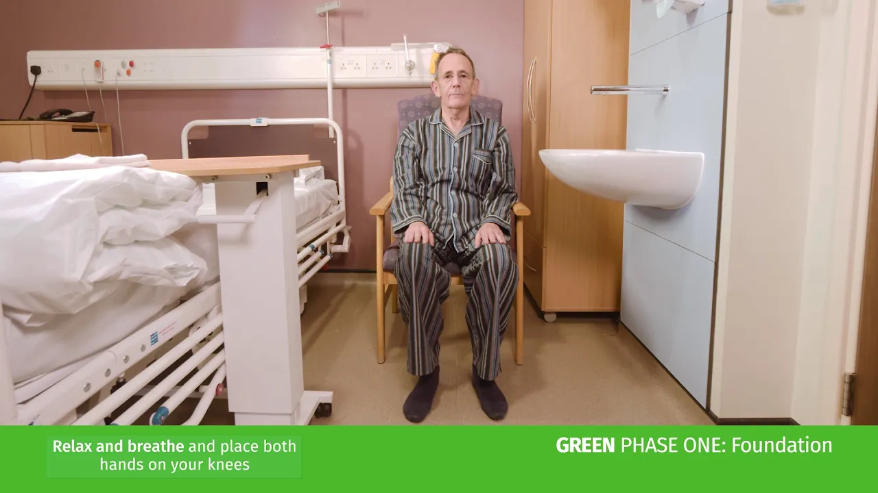 sandalyede oturan bir adam