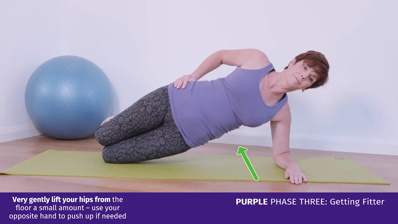 Una mujer haciendo una postura de yoga