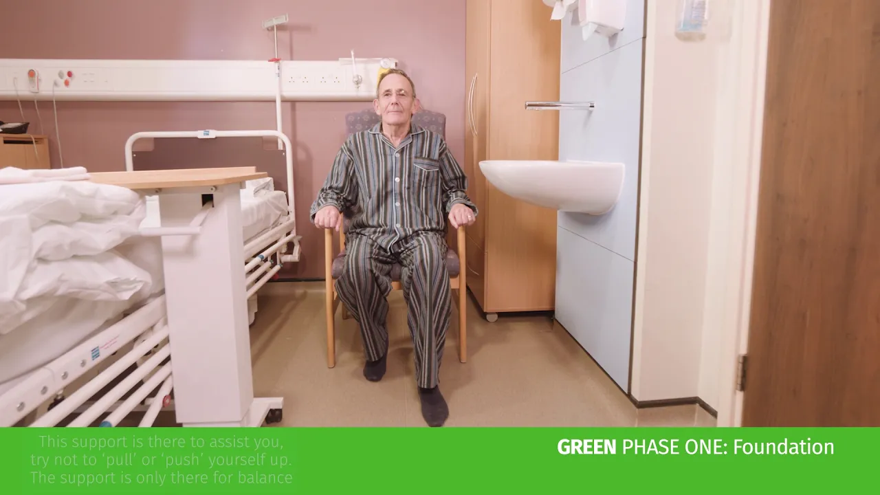 hastane koltuğunda oturan bir adam