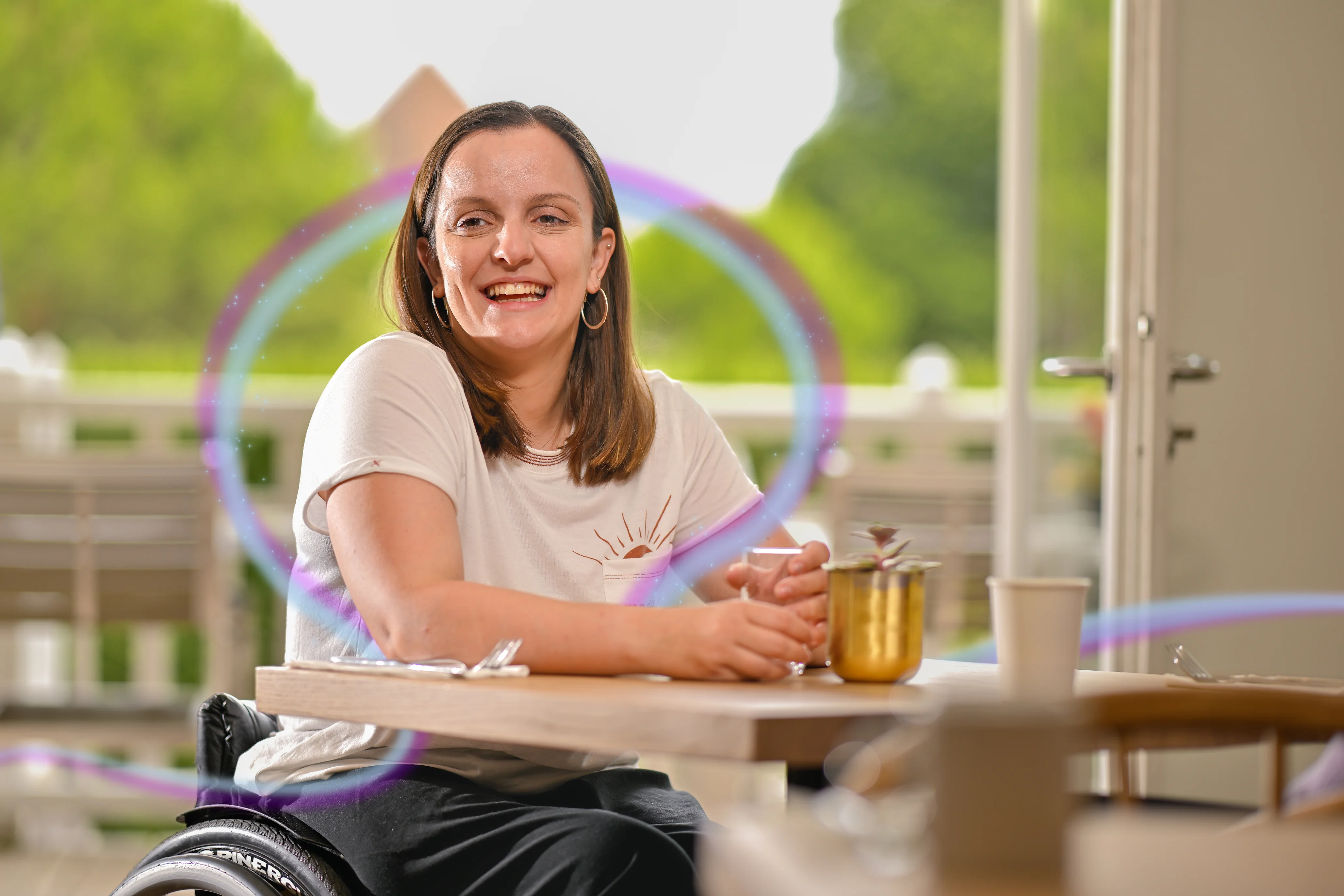 une femme assise à une table