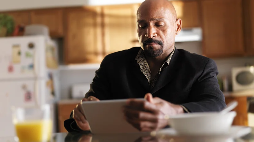 Mężczyzna korzystający z tabletu