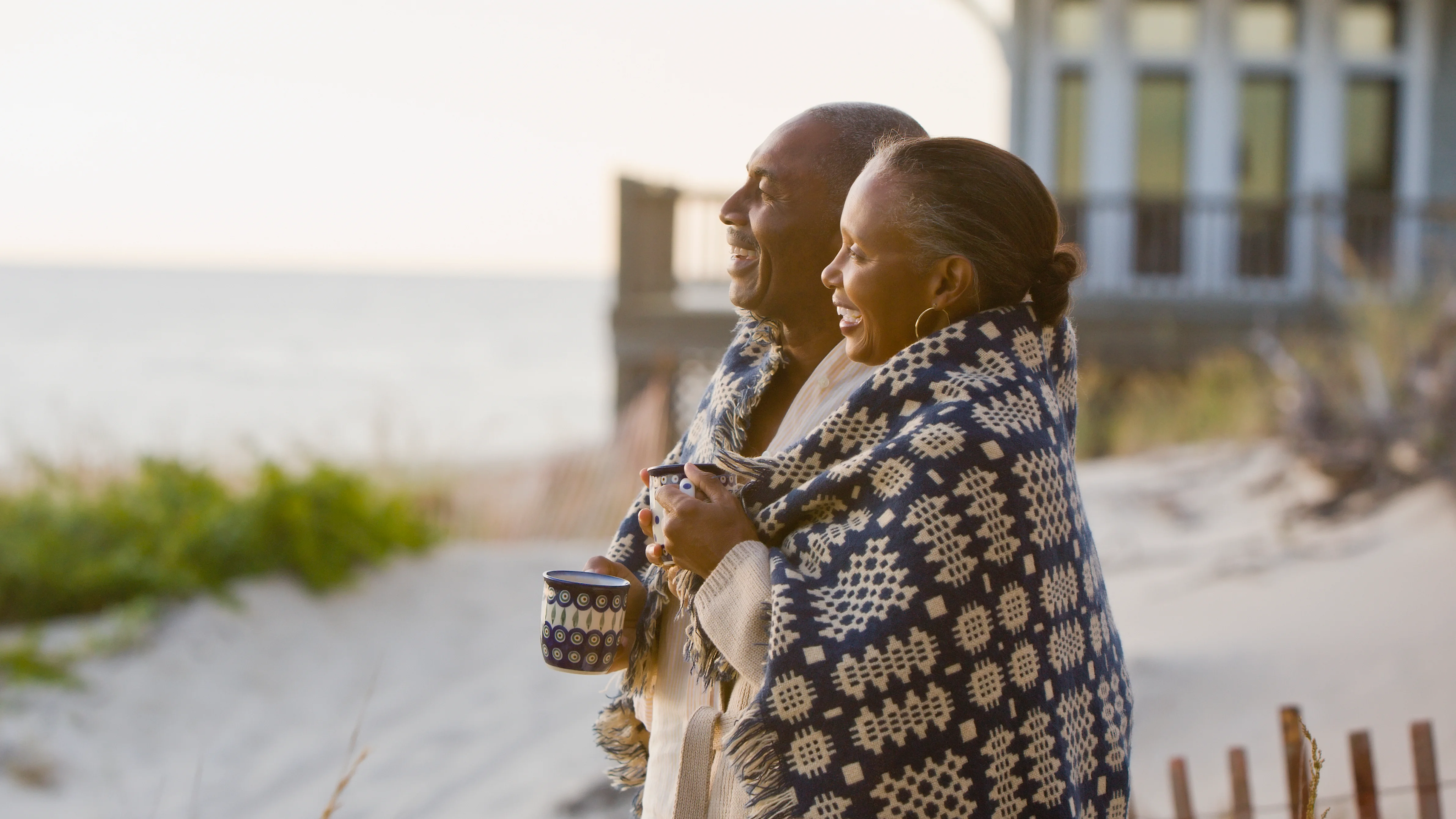 um homem e uma mulher se beijando