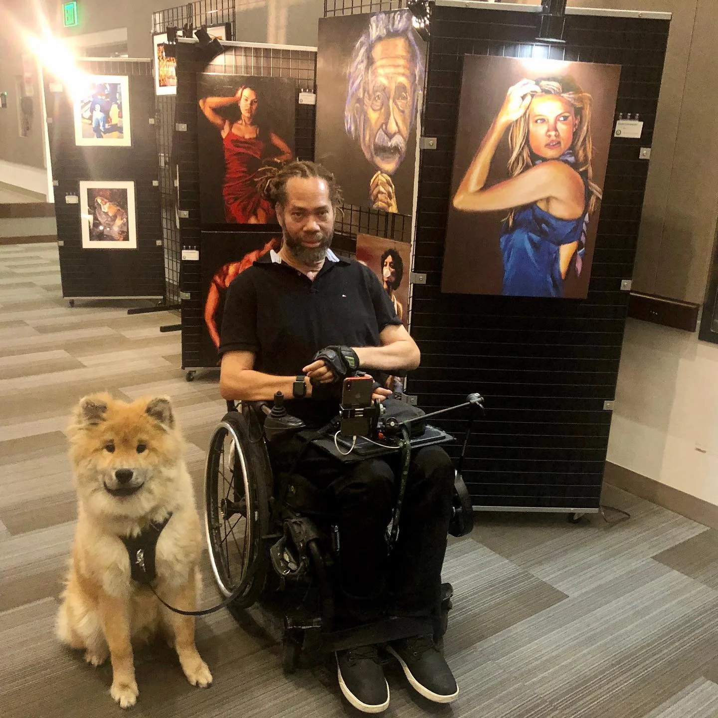 Richard in una galleria d'arte con il suo cane.
