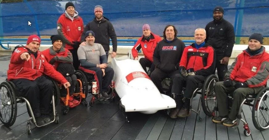 um grupo de pessoas em cadeiras de rodas