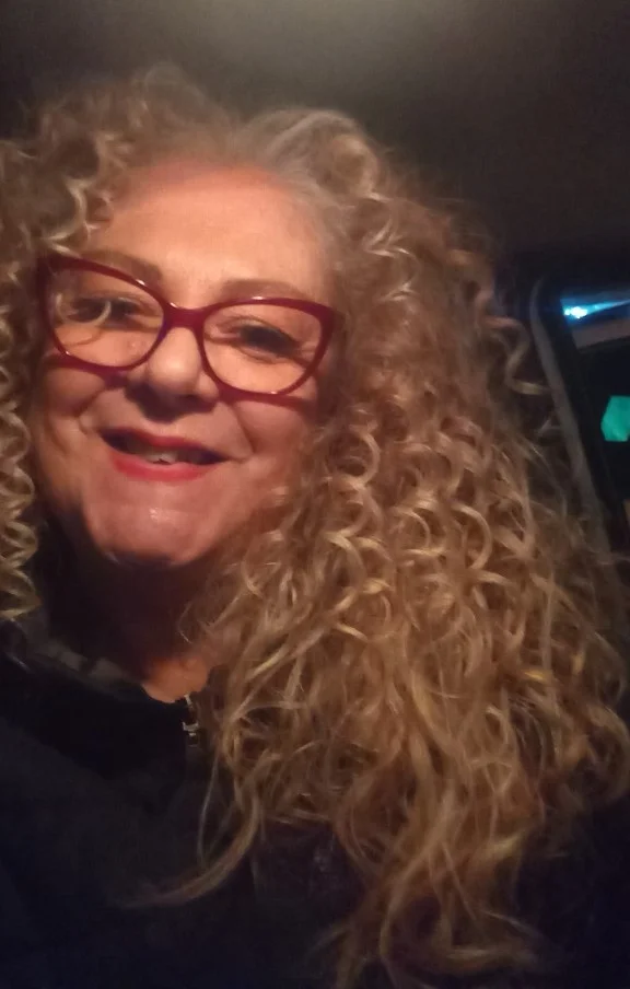 una persona con i capelli ricci