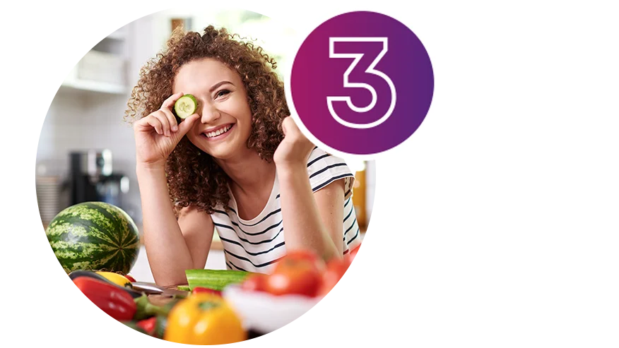 una persona che tiene un cucchiaio