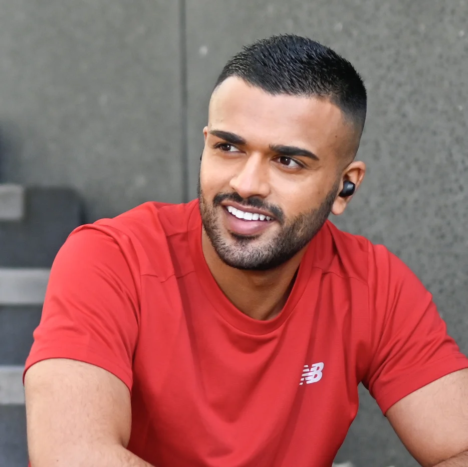 Um homem sorrindo para a câmera