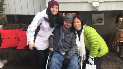 un groupe de personnes posant pour l’appareil photo