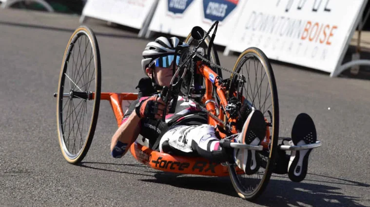 una persona su una sedia a rotelle