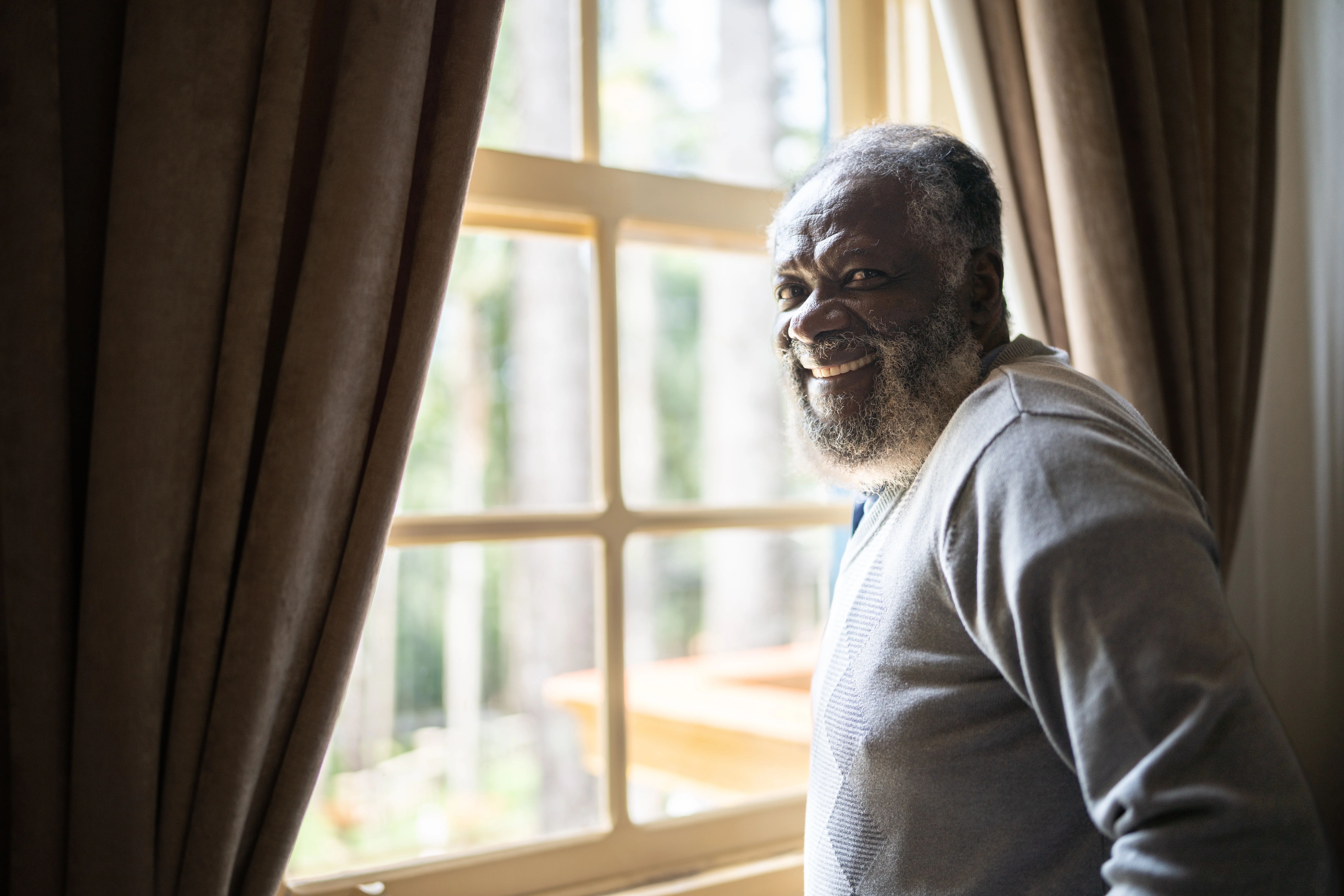 un uomo appoggiato a una finestra