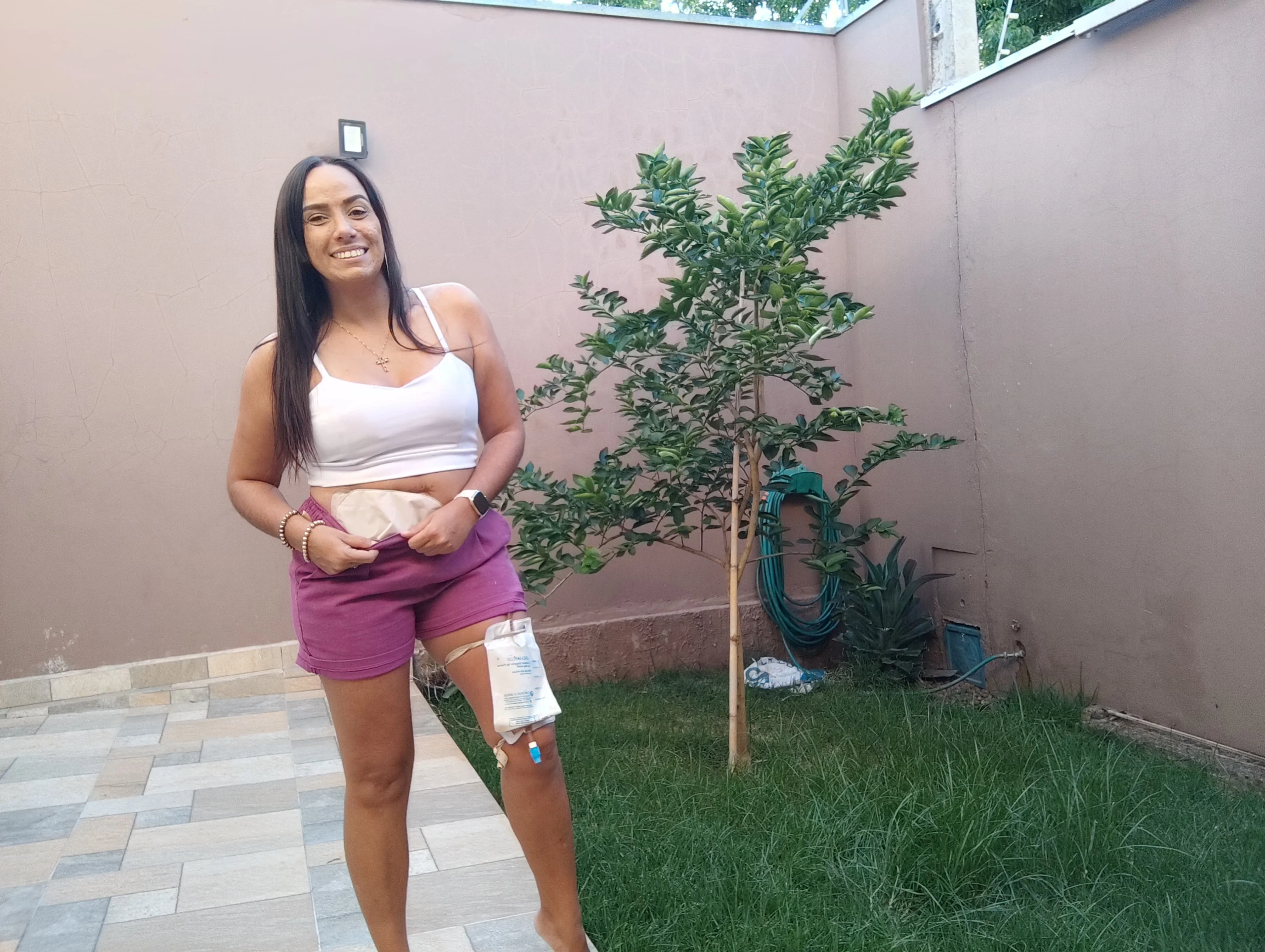 写真を撮るためにポーズをとる女性