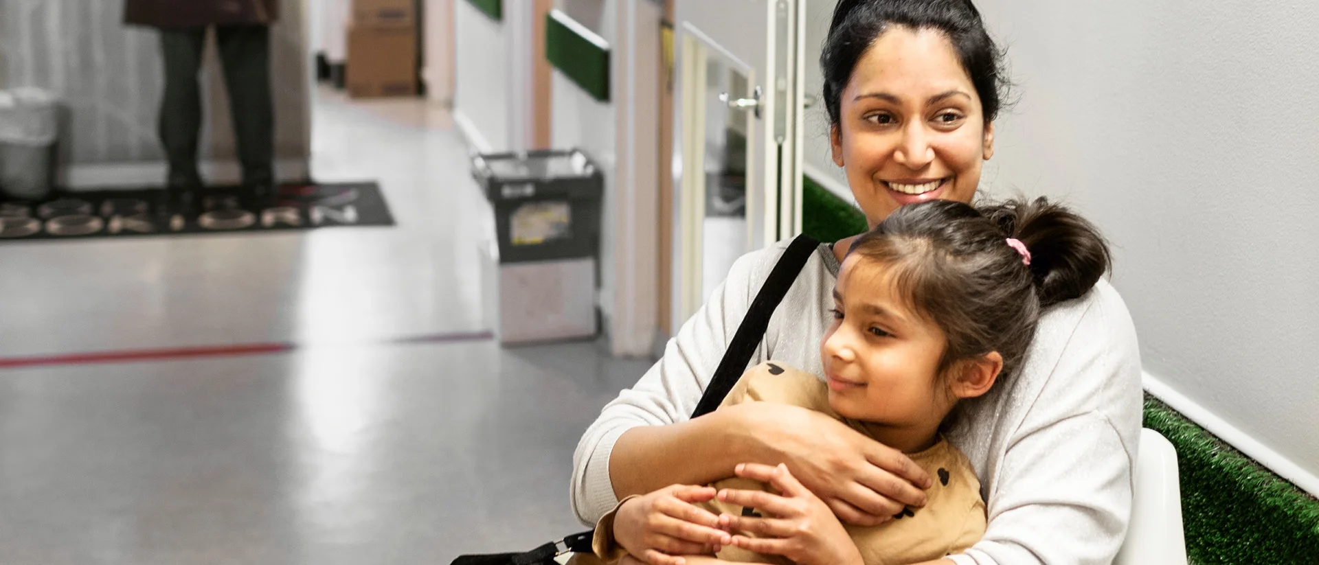 Eine Frau hält ein Kind im Arm