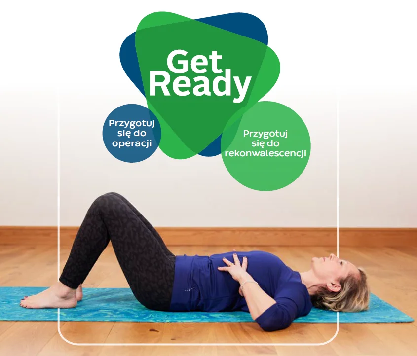 osoba leżąca na macie do jogi