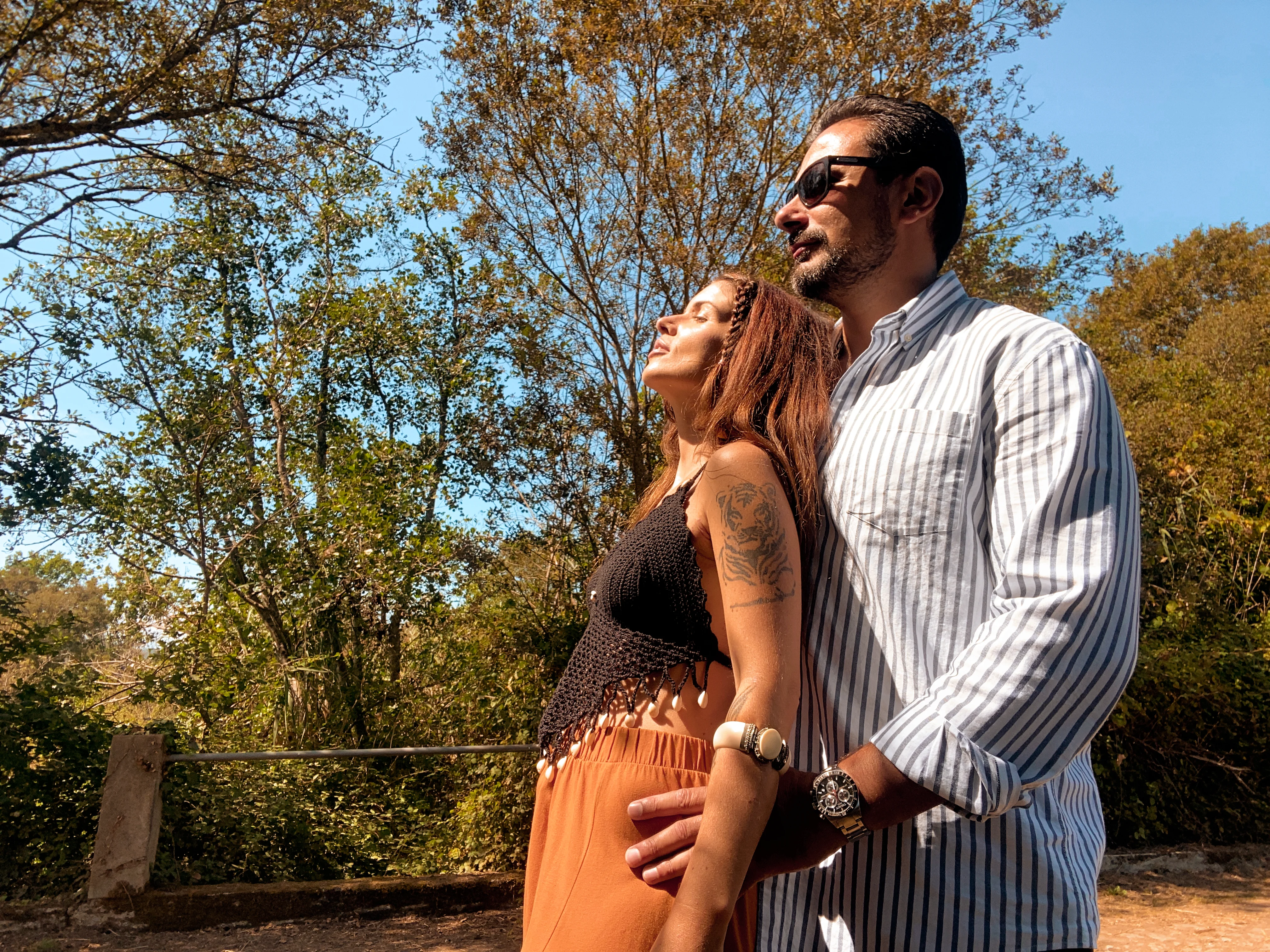 bir erkek ve kadın öpüşüyor