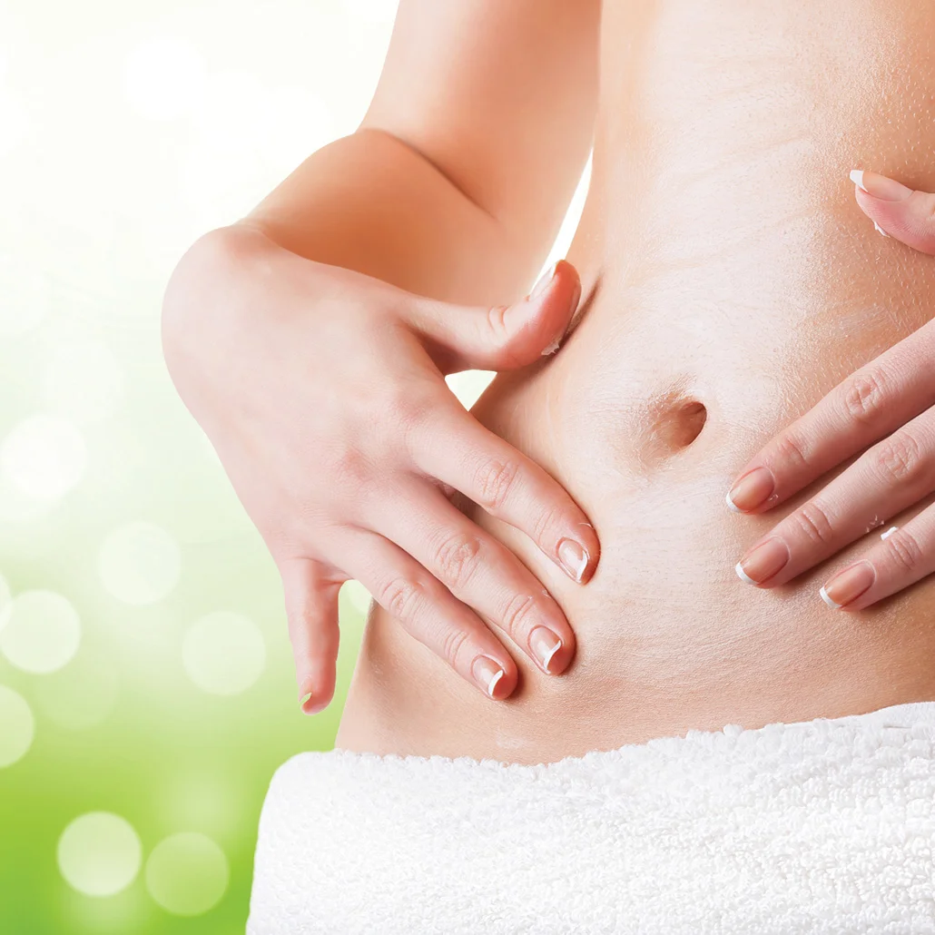 Kobieta zakładająca akcesoria na worek stomijny