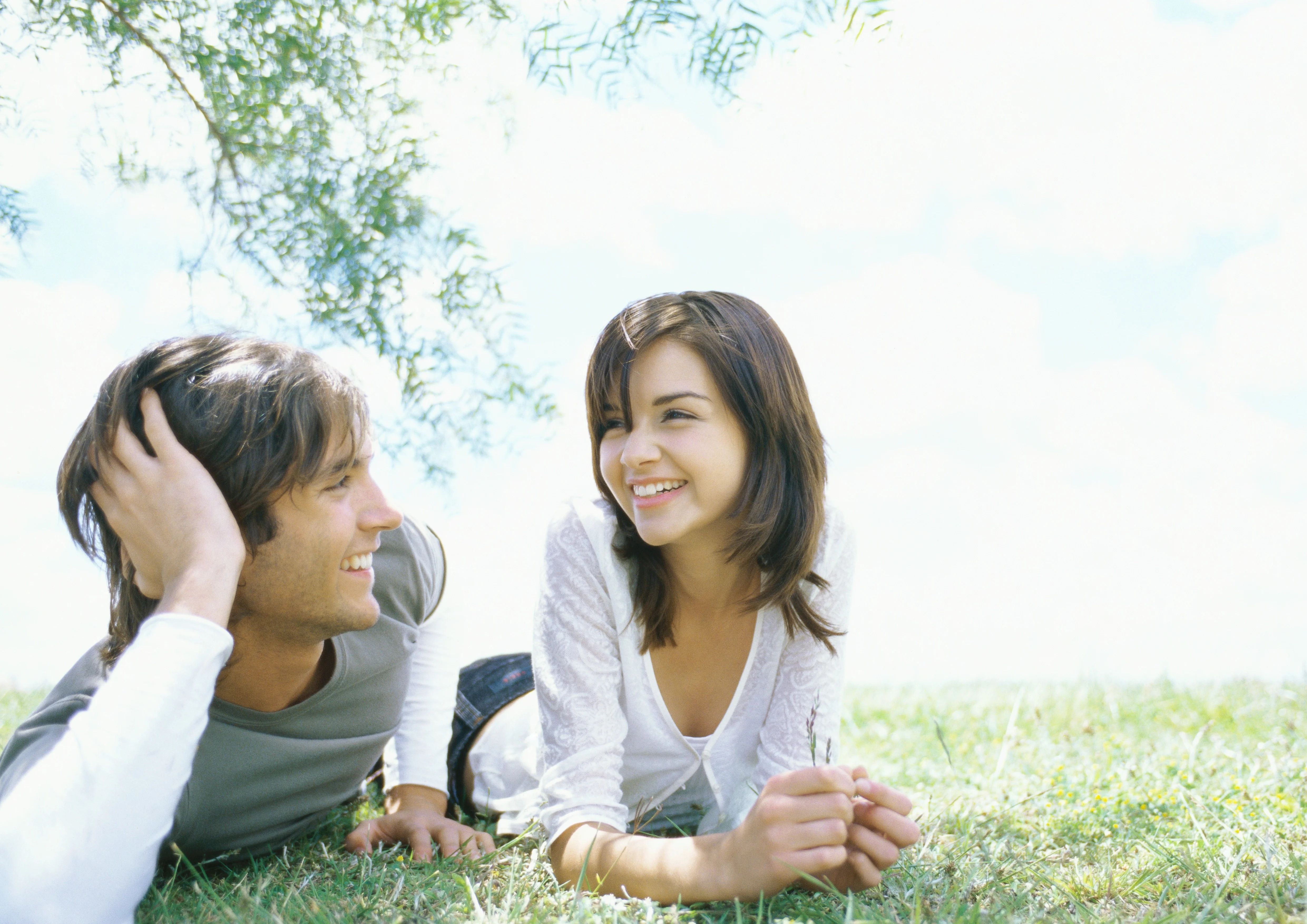 草むらに座っている男女
