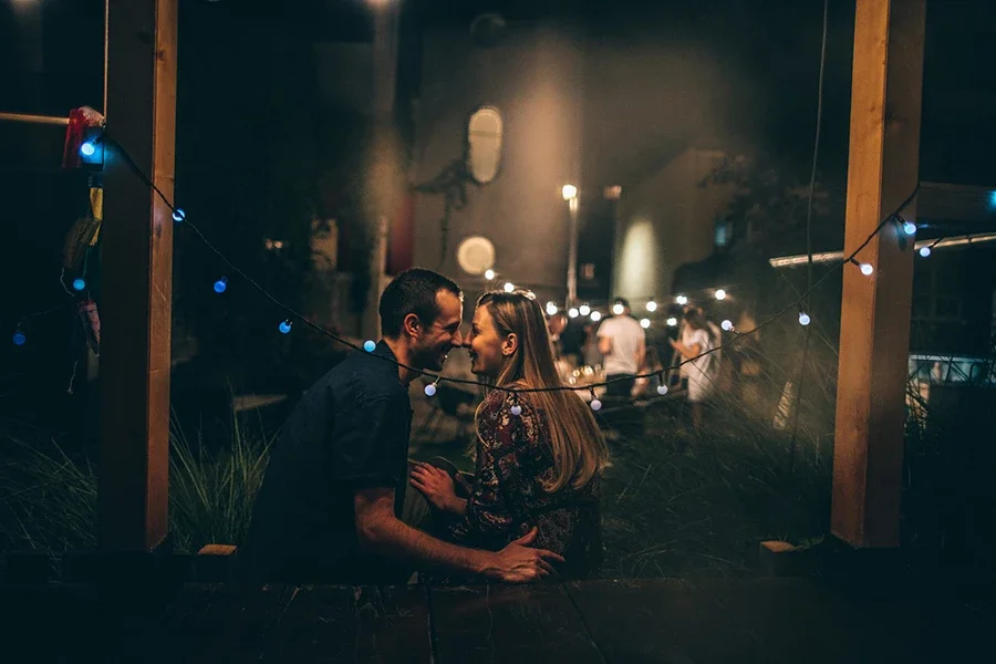 Et par, der udtrykker deres kærlighed og hengivenhed for hinanden.