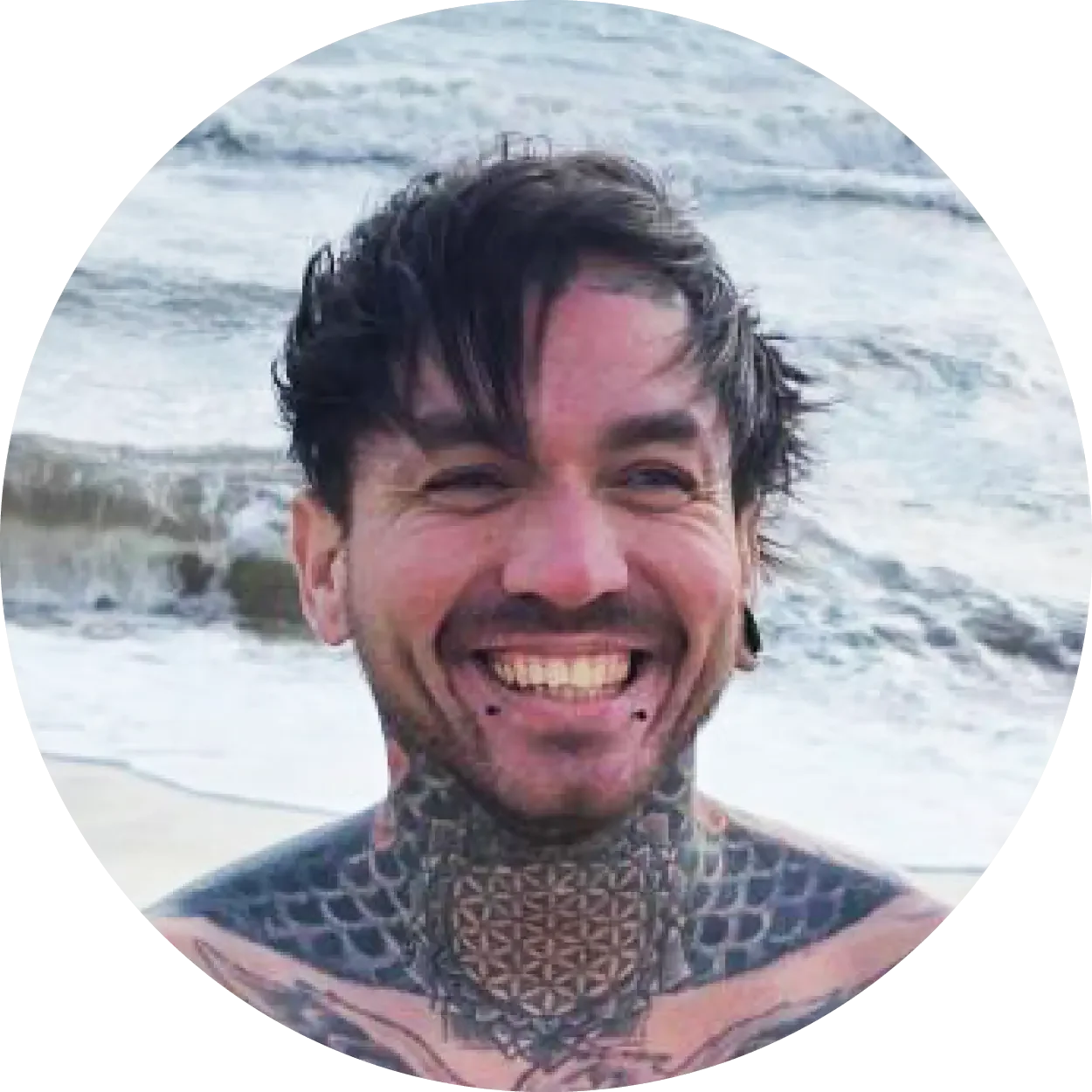 Muž usmievajúci sa do kamery