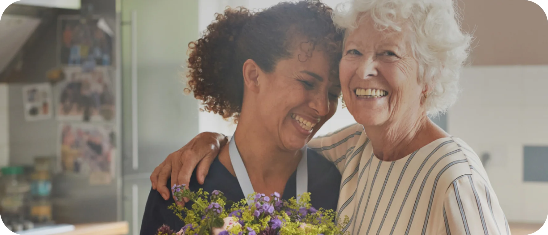 "Dve ženy sa na seba usmievajú, čo odráža dôležitosť súcitnej starostlivosti v peristomálnom zdraví pokožky."