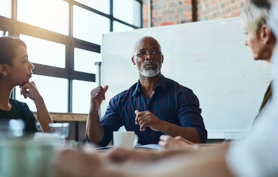 uma pessoa sentada em uma mesa