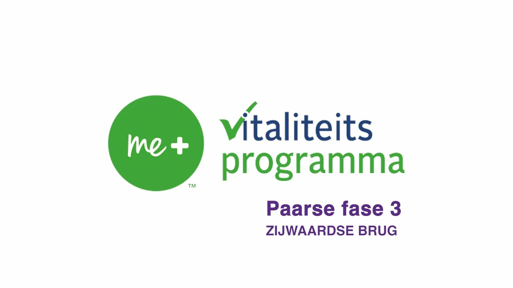 Een vrouw die een oefening op de vloer doet