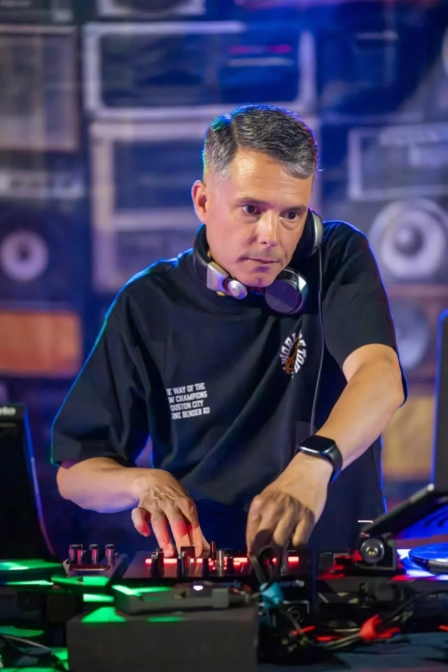 un uomo con le cuffie