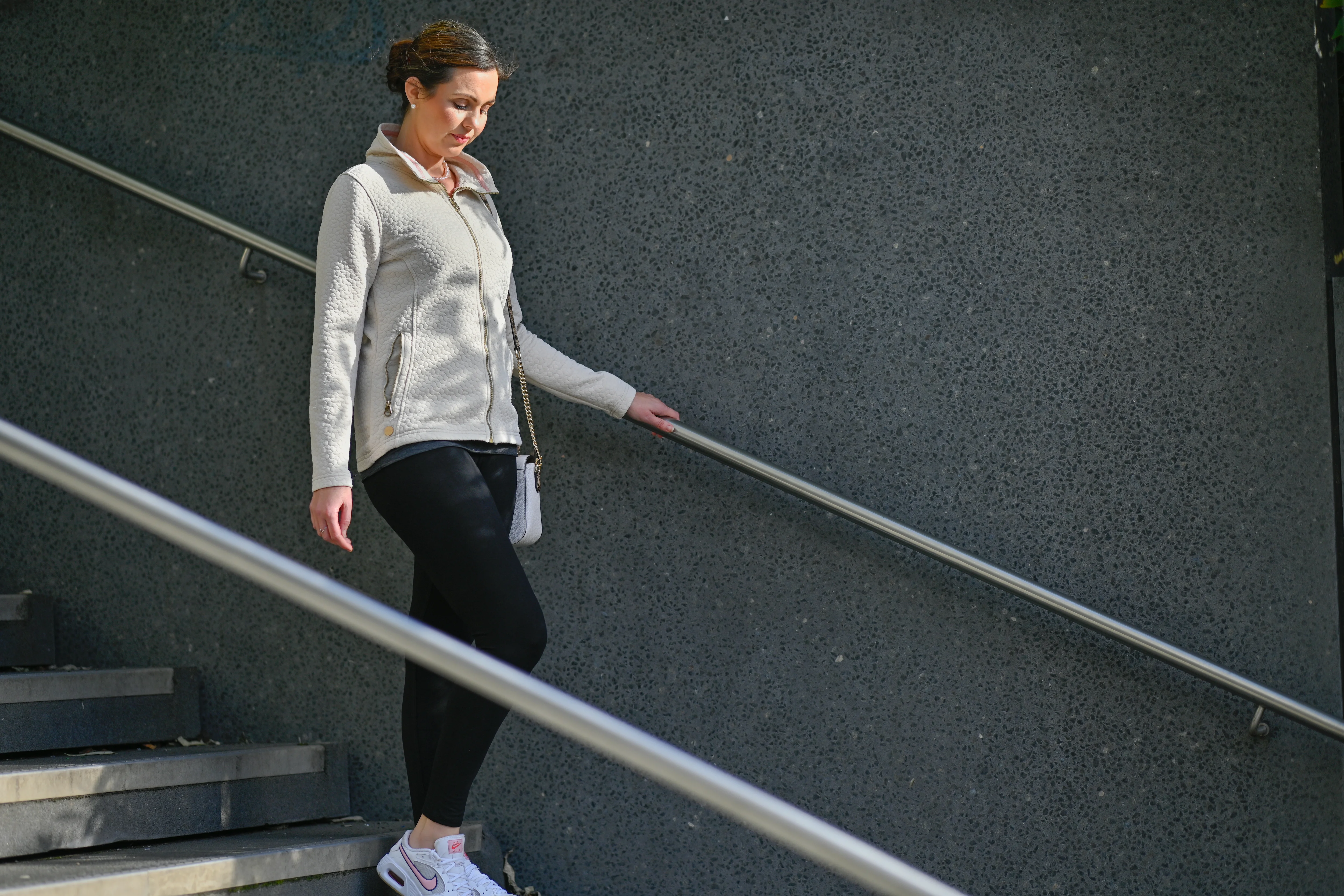 uma pessoa subindo um lance de escadas