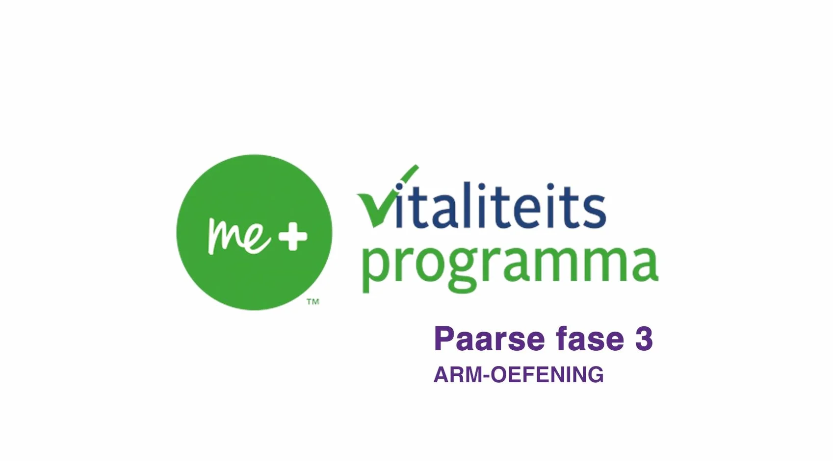 Een vrouw die een oefening op de vloer doet