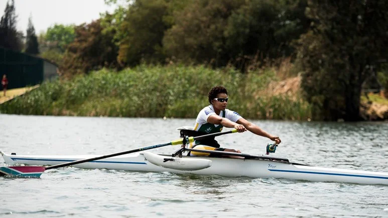 un uomo che rema su una barca