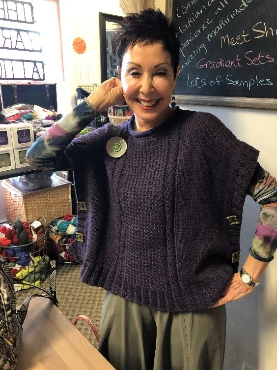 Žena aplikuje stomické vrecko