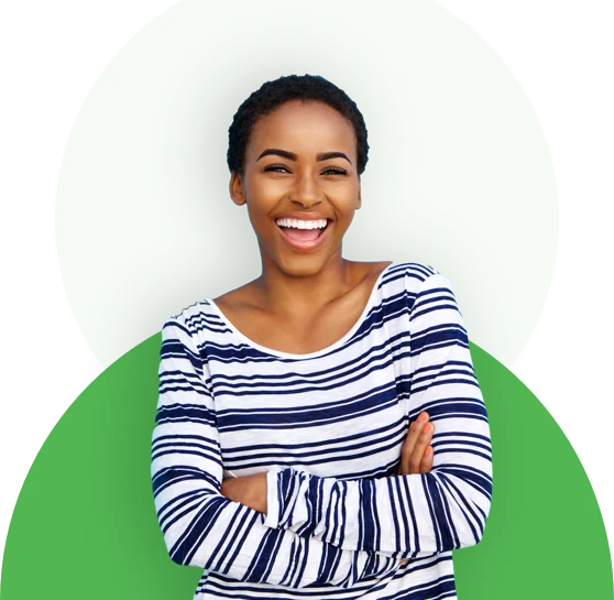 une femme en chemise rayée