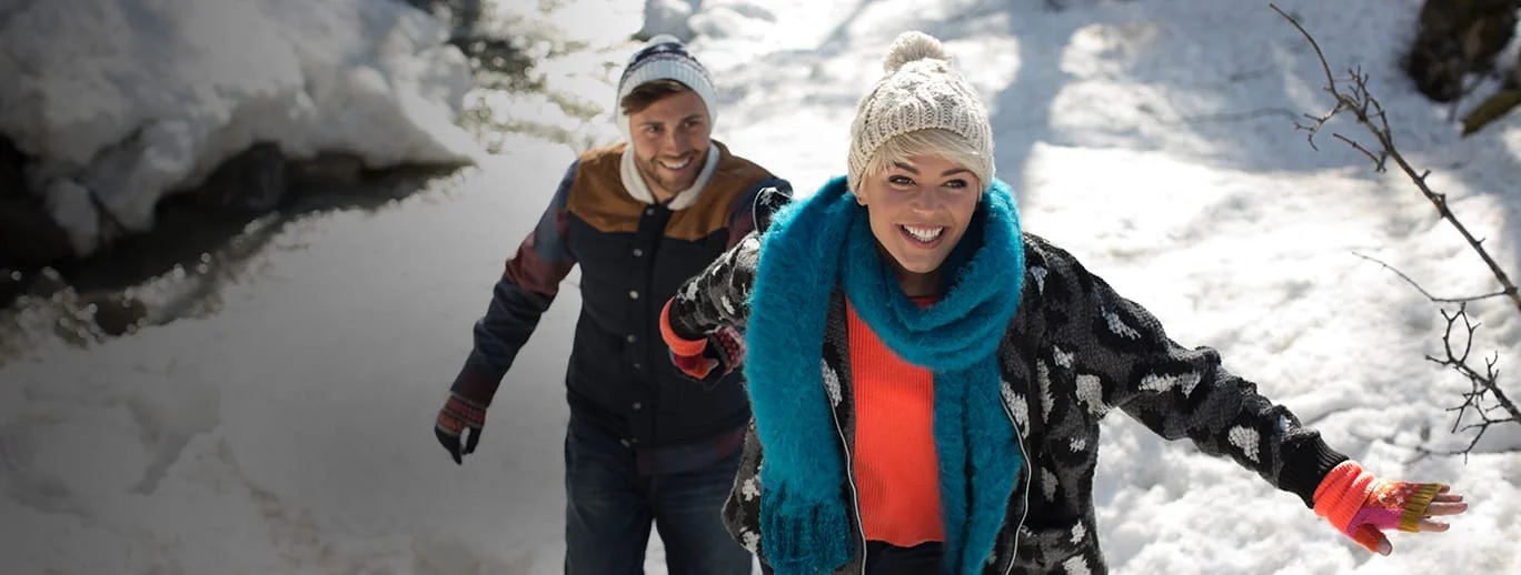 ett par personer i snön