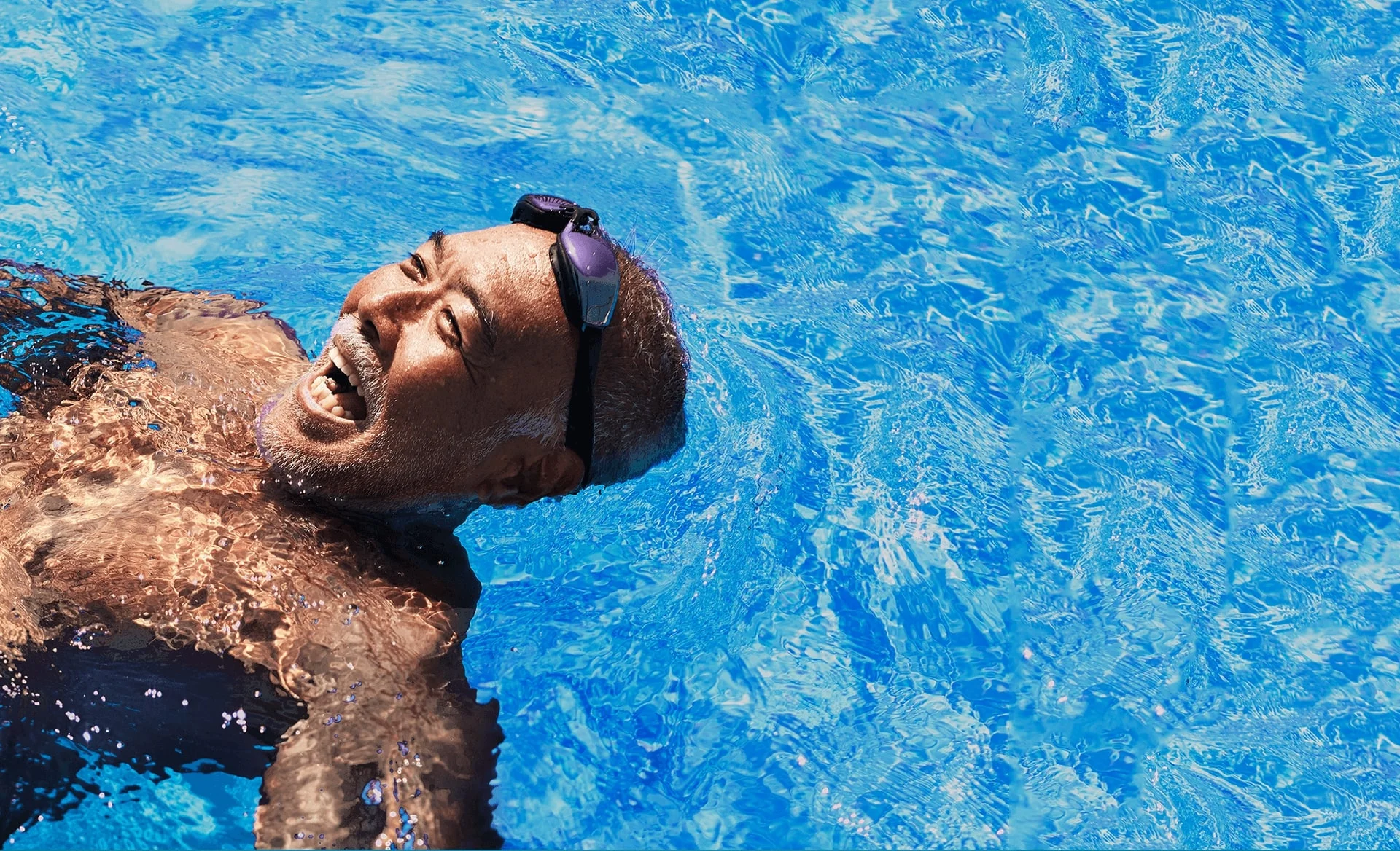 Un homme dans une piscine