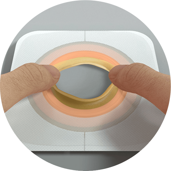 ręka trzymająca filiżankę kawy